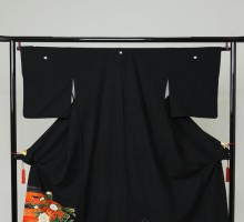 Lサイズ　流水花車柄の黒留袖フルセット(黒)| 黒留袖・大きいサイズ(ワイド)