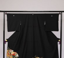 Lサイズ　扇面の中牡丹鶴小菊柄の黒留袖フルセット(黒)| 黒留袖・大きいサイズ(ワイド)