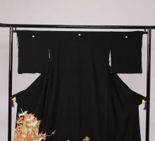 Lサイズ　小豆色渦巻き道長紅梅金箔柄の黒留袖フルセット(黒)| 黒留袖・大きいサイズ(ワイド)