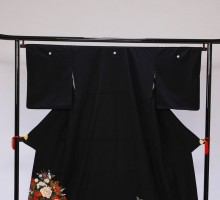 Lサイズ　朱地花車柄の黒留袖フルセット(黒)| 黒留袖・大きいサイズ(ワイド)