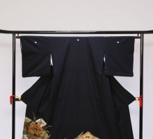Mサイズ　茶ゴールド地向鶴笹柄の黒留袖フルセット(黒)|黒留袖