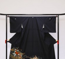 Mサイズ　カラシ色山に花車柄の黒留袖フルセット(黒)|黒留袖