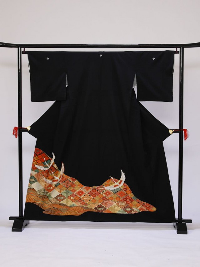 Mサイズ　鶴三羽流水松柄の黒留袖フルセット(黒)|黒留袖