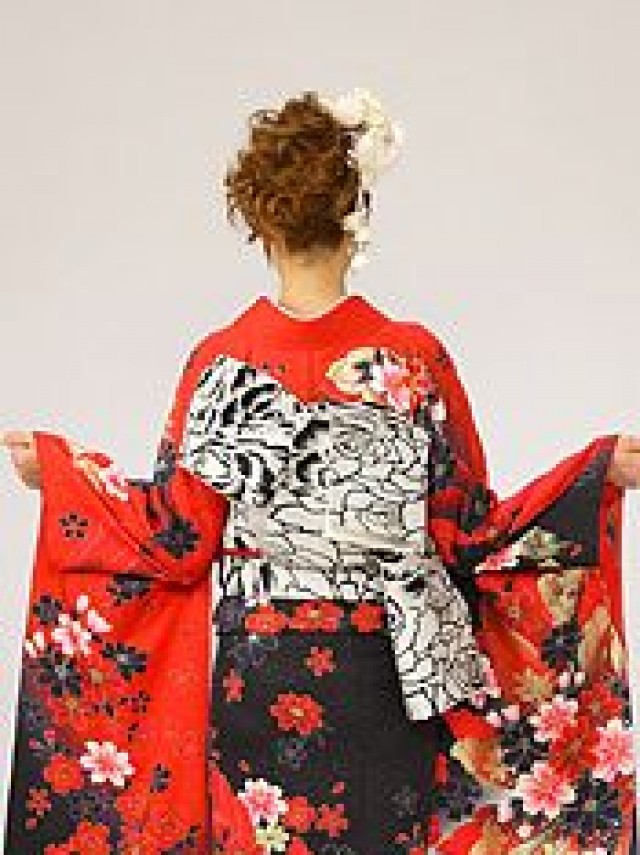 華やかな金彩と桜柄の振袖フルセット(赤　黒系)|普通サイズ【2〜12月】