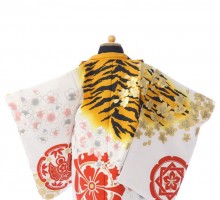 E-3-301【七五三　着物　3歳]虎と桜吹雪の白紋付き袴【花わらべ】
