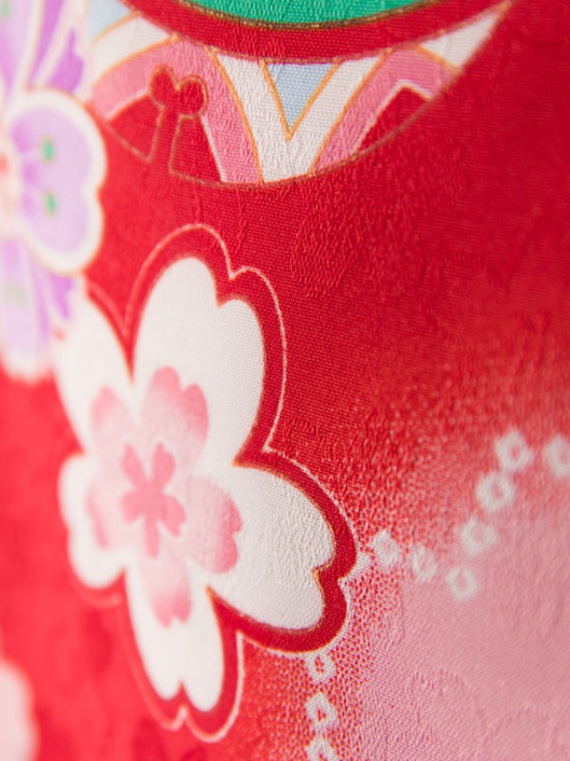 h-209	【七五三レンタル　三歳女の子】	　桜文様と鈴　被布:赤×ピンク地　