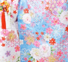 h-198	【七五三レンタル　三歳女の子】	　桜文様　被布:白　着物:水色