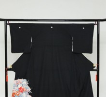 Lサイズ　レンガ色とピンク道長牡丹柄の黒留袖フルセット(黒)| 黒留袖・大きいサイズ(ワイド)