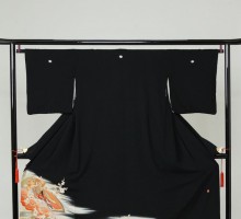 Mサイズ　赤ぼかし八重梅柄の黒留袖フルセット(黒)|黒留袖