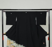 Mサイズ　金長道グリーン松流水千羽鶴柄の黒留袖フルセット(黒)|黒留袖