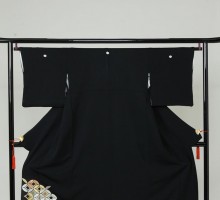 Mサイズ　ゴールドの四宝柄の黒留袖フルセット(黒)|黒留袖