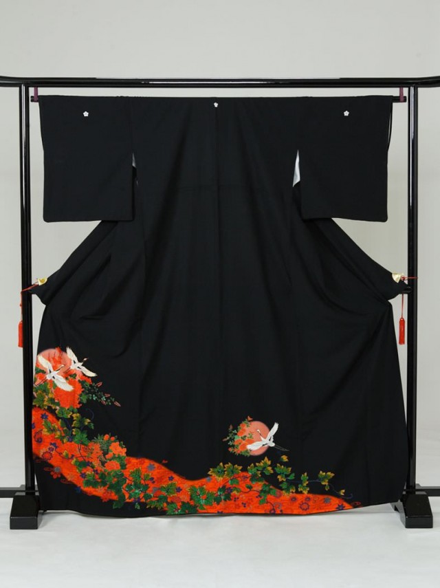 Lサイズ　朱地ツタ菊鶴柄の黒留袖フルセット(黒)| 黒留袖・大きいサイズ(ワイド)