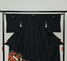 Mサイズ　鶴　あやめ　藤柄の黒留袖フルセット(黒)|黒留袖