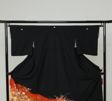 Lサイズ　赤牡丹あやめ桜柄の黒留袖フルセット(黒)| 黒留袖・大きいサイズ(ワイド)