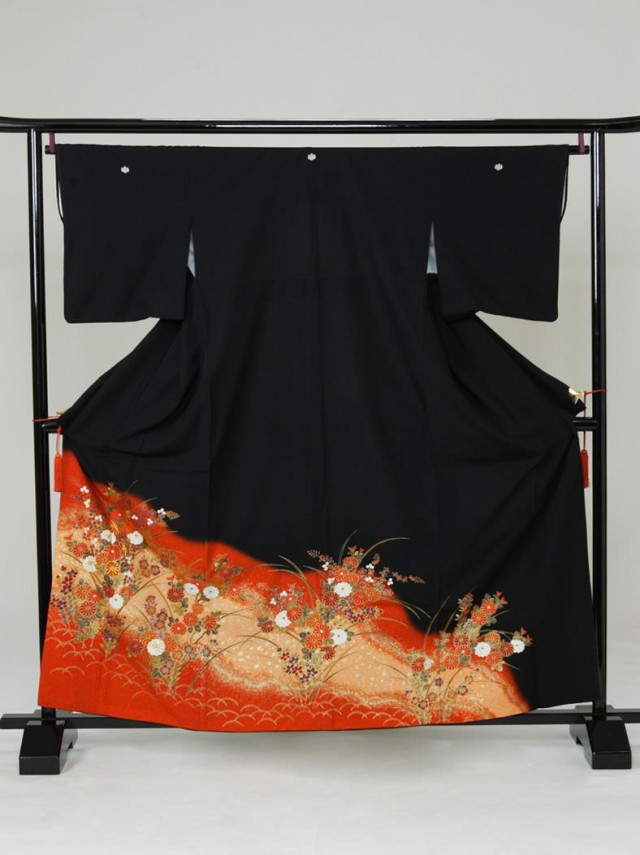 Lサイズ　赤牡丹あやめ桜柄の黒留袖フルセット(黒)| 黒留袖・大きいサイズ(ワイド)