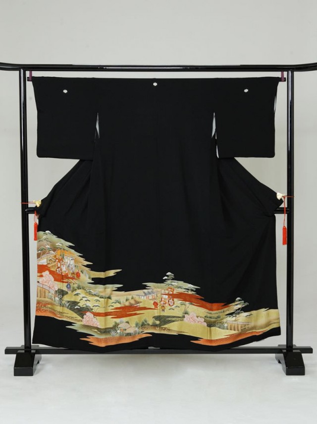 Mサイズ　金箔御殿屋敷松桜柄の黒留袖フルセット(黒)|黒留袖