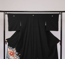 Lサイズ　鼓　牡丹　房柄の黒留袖フルセット(黒)| 黒留袖・大きいサイズ(ワイド)