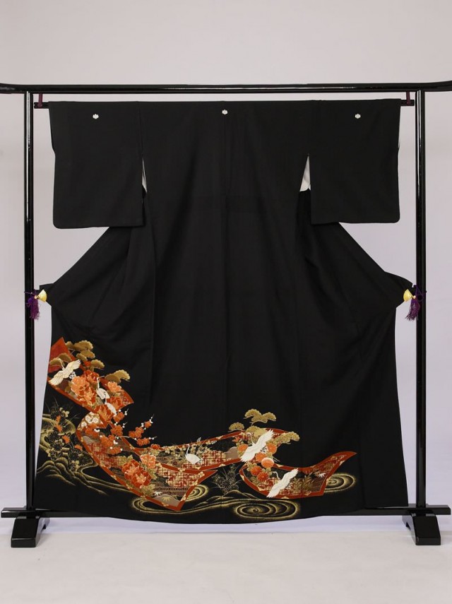 Mサイズ　菊絵巻の中鶴ボタン柄の黒留袖フルセット(黒)|黒留袖