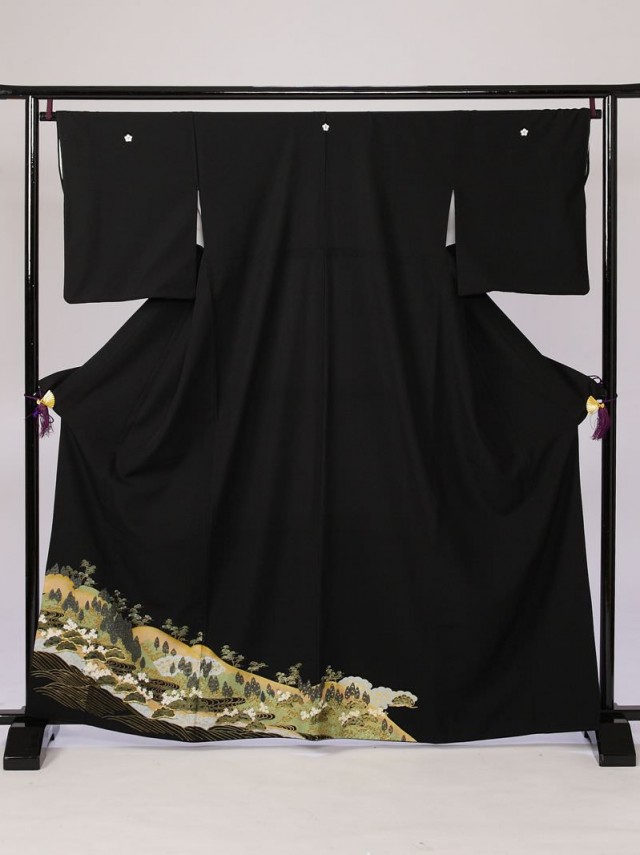 Lサイズ　金の波　山に松柄の黒留袖フルセット(黒)| 黒留袖・大きいサイズ(ワイド)