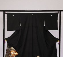 Lサイズ　唐草籠目向い鶴柄の黒留袖フルセット(黒)| 黒留袖・大きいサイズ(ワイド)