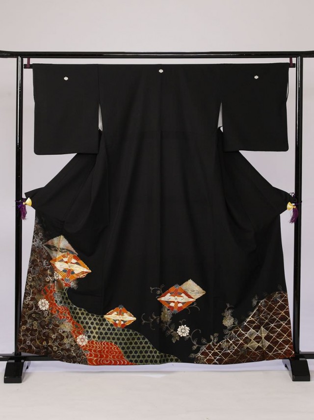 Lサイズ　唐草籠目向い鶴柄の黒留袖フルセット(黒)| 黒留袖・大きいサイズ(ワイド)