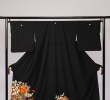 Lサイズ　赤地花車三階松に桜柄の黒留袖フルセット(黒)| 黒留袖・大きいサイズ(ワイド)
