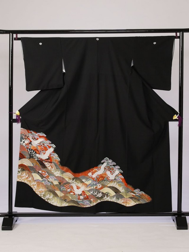 Mサイズ　赤茶四海波末広鶴たたき柄の黒留袖フルセット(黒)|黒留袖