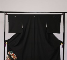 Mサイズ　紫長道金たたき花柄の黒留袖フルセット(黒)|黒留袖
