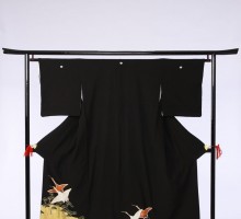 Mサイズ　光琳鶴三階松金箔柄の黒留袖フルセット(黒)|黒留袖