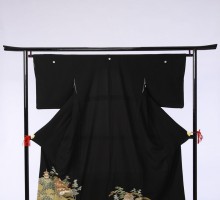 Mサイズ　松御所庭金箔柄の黒留袖フルセット(黒)|黒留袖