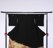 Mサイズ　松並木千羽鶴柄の黒留袖フルセット(黒)|黒留袖