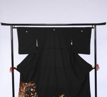 Mサイズ　束のしめ菊もみじ桜柄の黒留袖フルセット(黒)|黒留袖