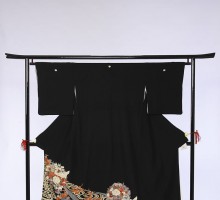 Mサイズ　鶴箔流水小菊柄の黒留袖フルセット(黒)|黒留袖