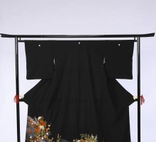 Mサイズ　雲牡丹葉木紅柄の黒留袖フルセット(黒)|黒留袖