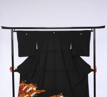 Mサイズ　垣根千羽鶴柄の黒留袖フルセット(黒)|黒留袖
