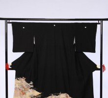 Mサイズ　オレンジ、グレーかやぶき家柄の黒留袖フルセット(黒)|黒留袖