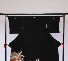 Mサイズ　金の波風車柄の黒留袖フルセット(黒)|黒留袖