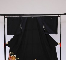Mサイズ　朱色鏡表に小菊小花斜柄柄の黒留袖フルセット(黒)|黒留袖