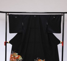Mサイズ　赤地扇面の中牡丹鶴小菊柄の黒留袖フルセット(黒)|黒留袖