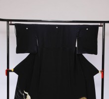 Mサイズ　白鶴三階松柄の黒留袖フルセット(黒)|黒留袖