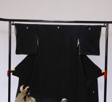 Mサイズ　緑たたき向孔雀二羽後白菊柄の黒留袖フルセット(黒)|黒留袖