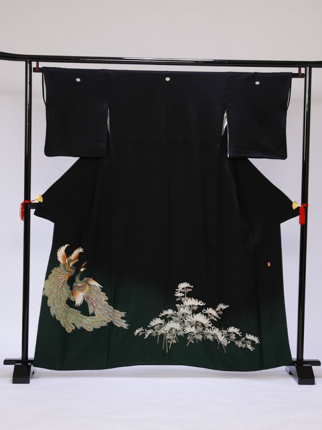 Mサイズ　緑たたき向孔雀二羽後白菊柄の黒留袖フルセット(黒)|黒留袖