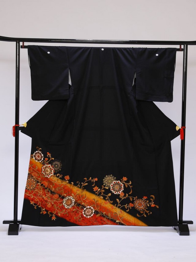 Mサイズ　朱赤のばかし唐草鏡表柄の黒留袖フルセット(黒)|黒留袖