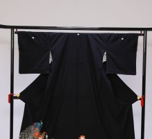 Mサイズ　垣根に孔雀ボタン柄の黒留袖フルセット(黒)|黒留袖