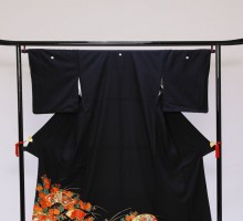 Mサイズ　赤金屏風末広御所車柄の黒留袖フルセット(黒)|黒留袖