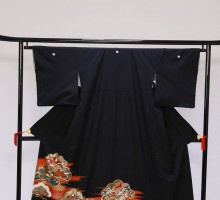 Mサイズ　エンジ団子松菖蒲柄の黒留袖フルセット(黒)|黒留袖