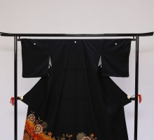 Mサイズ　鏡表朱唐草柄の黒留袖フルセット(黒)|黒留袖