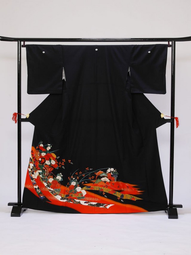 Mサイズ　赤花車のしめ柄の黒留袖フルセット(黒)|黒留袖