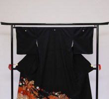Mサイズ　赤地金波鳳凰柄の黒留袖フルセット(黒)|黒留袖
