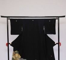 Mサイズ　松に菊菱柄の黒留袖フルセット(黒)|黒留袖